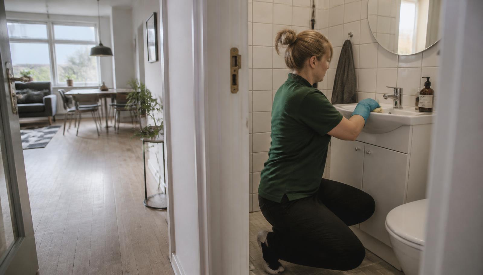 Rengøringsassistent gør badeværelset rent i et dansk hjem